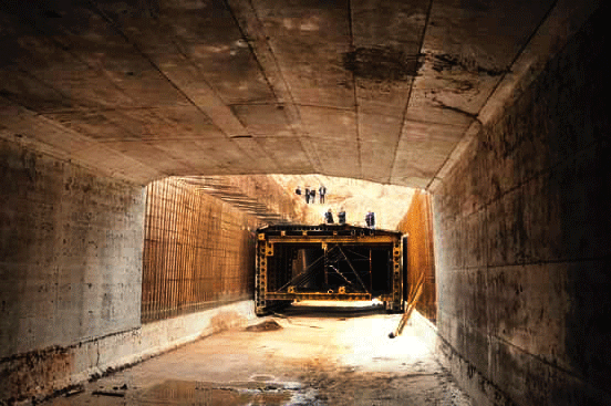 Conducto de hormigÃ³n de gran secciÃ³n en construcciÃ³n