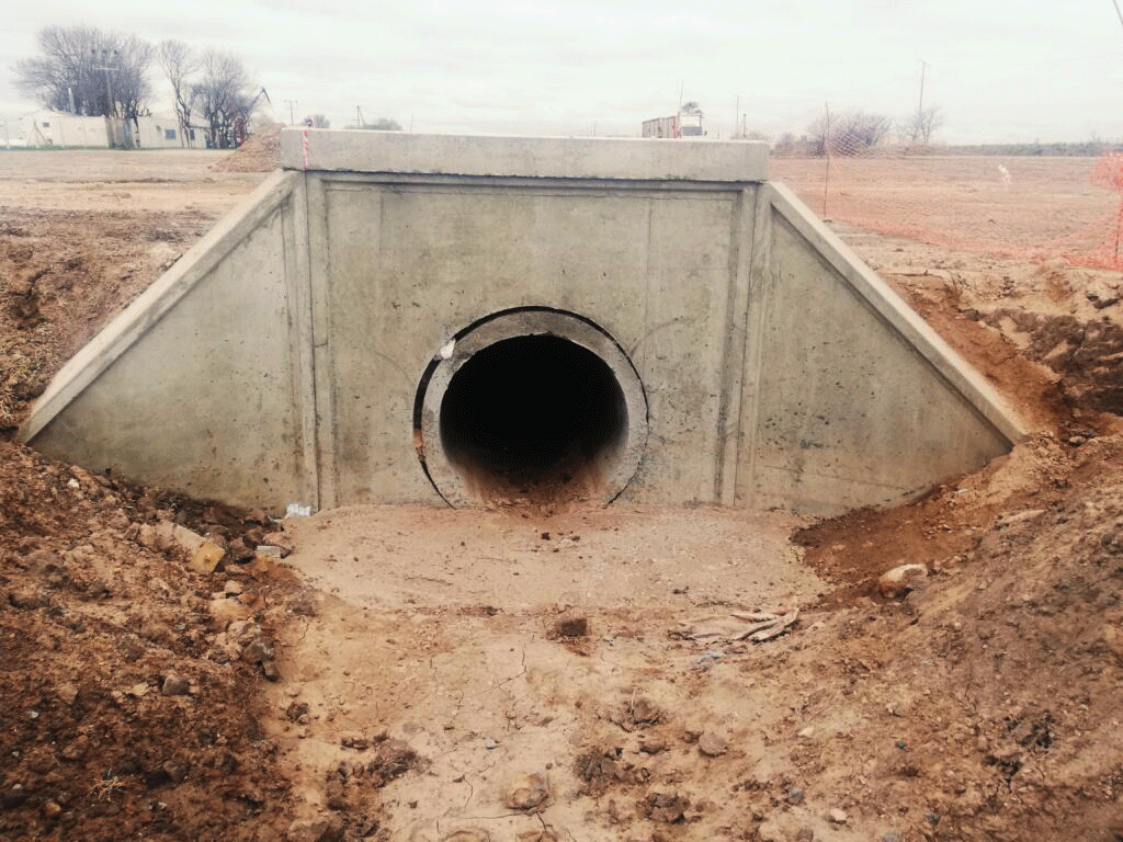 Alcantarilla de hormigÃ³n terminada sobre canal pluvial