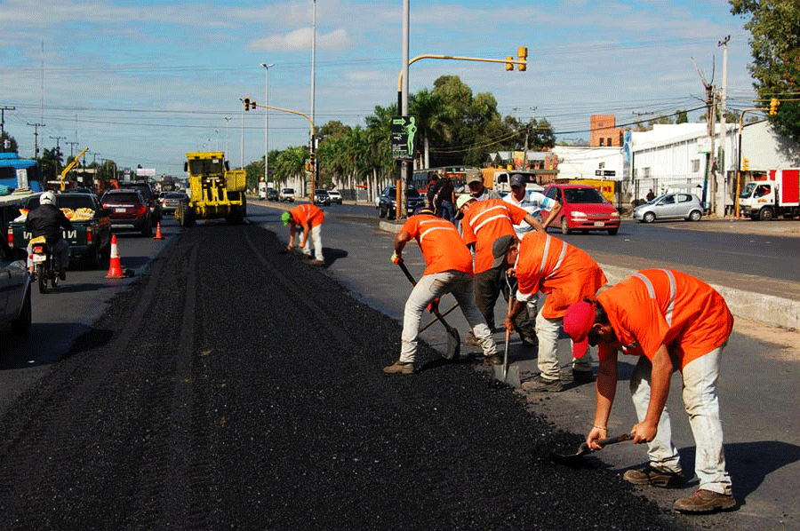 Cuadrilla de CALDIM asfaltando una avenida