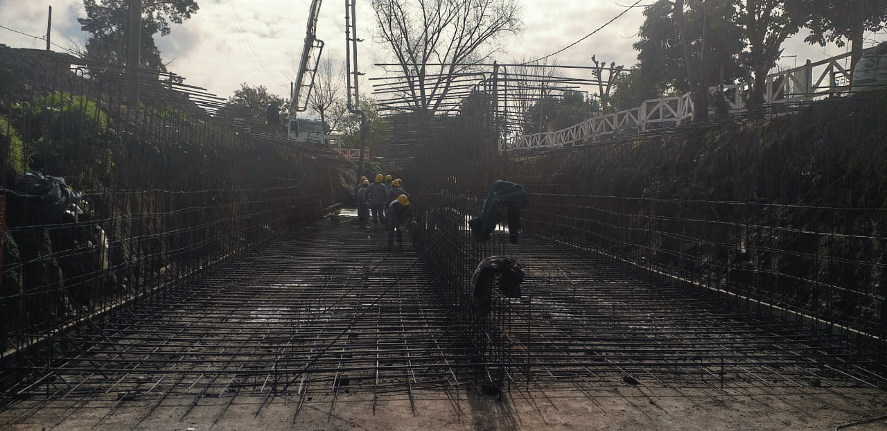 Armadura de la losa de un puente lista para hormigonar